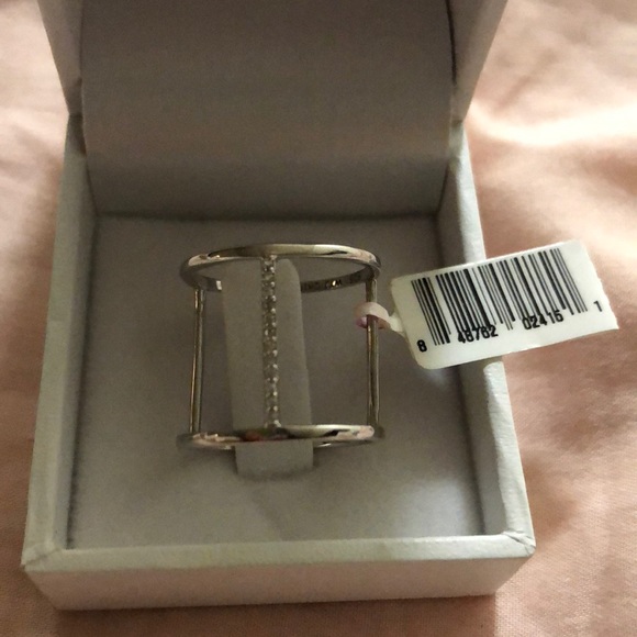 A ring - Picture 2 of 4